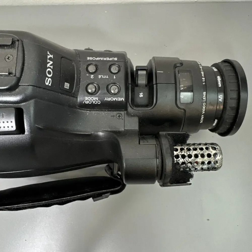 Sony Handycam NTSC Video 8 CCD-F77 Camcorder & Battery Black